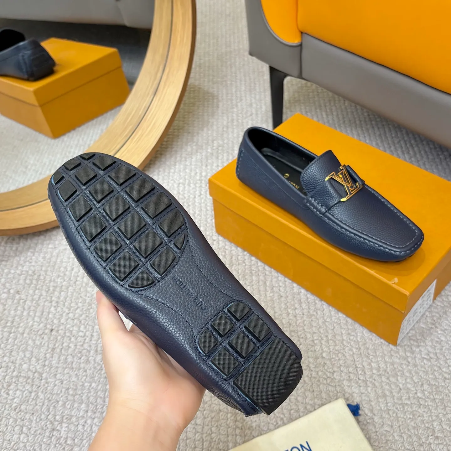 Men's men's shoes 💰420 (Yangli) LV 2⃣️0⃣️2⃣️5️⃣Spring and summer counter GLORIA series models ✈️Original factory special leather production, original last type. A classic driving slip-on casual shoe that shows an elegant style with exquisite craftsmanship details such as Monogram embossing all over the upper🌀Italian imported calfskin fabric Sheepskin foot pads➕Inside～Private mold replica sole Unique style Comfortable driving slip-on Size: 4-12 (38-46) Comes with [Counter packaging: original box, wrapping paper, card, instruction manual, shoehorn, cloth bag] No pressure to enter and leave the counter!